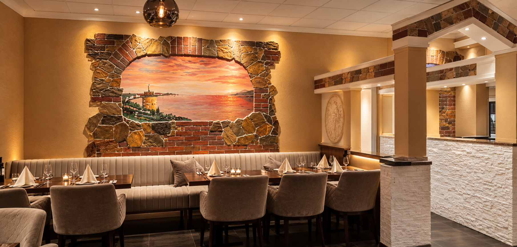 Renovierte Restaurantlounge mit Sonnenuntergangsmural und gedeckten Tischen